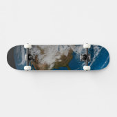 Vollständige Erde mit simulierten Wolken über Nord Skateboard (Horizontal)