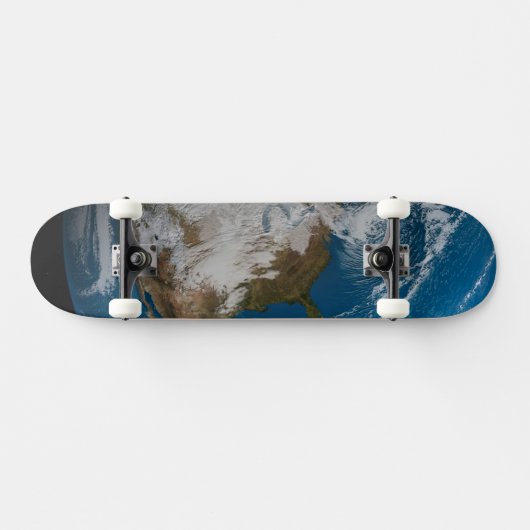 Vollständige Erde mit simulierten Wolken über Nord Skateboard (Horizontal)