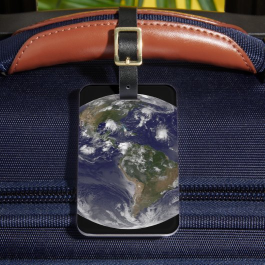 Vollständige Erde mit tropischen Stürmen im Atlant Gepäckanhänger (Vorderseite Insitu 2)