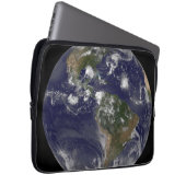 Vollständige Erde mit tropischen Stürmen im Atlant Laptopschutzhülle (Vorne Rechts)