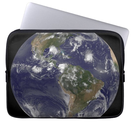 Vollständige Erde mit tropischen Stürmen im Atlant Laptopschutzhülle (Vorderseite)