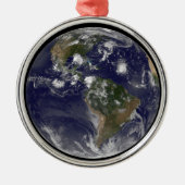 Vollständige Erde mit tropischen Stürmen im Atlant Ornament Aus Metall (Vorne)