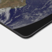 Vollständige Erde mit tropischen Stürmen im Atlant Schreibtischunterlage (Ecke)