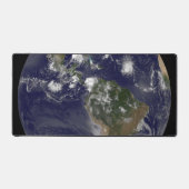 Vollständige Erde mit tropischen Stürmen im Atlant Schreibtischunterlage (Vorderseite)