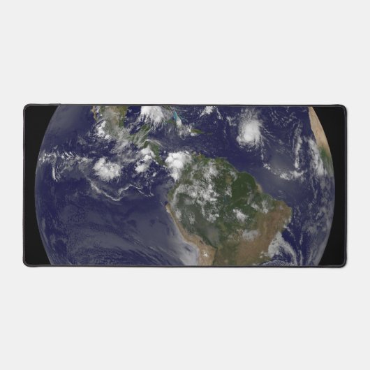 Vollständige Erde mit tropischen Stürmen im Atlant Schreibtischunterlage (Vorderseite)