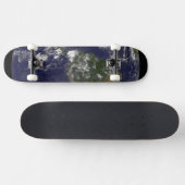 Vollständige Erde mit tropischen Stürmen im Atlant Skateboard (Horizontal)