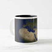 Vollständige Erdsicht auf Afrika, Europa und Mitte Zweifarbige Tasse (Vorderseite Links)
