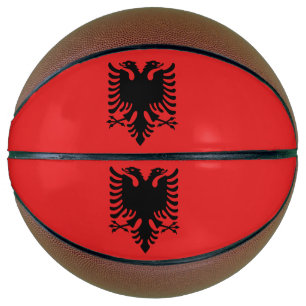 Vollständiger Basketball mit Flagge Albaniens