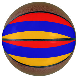 Vollständiger Basketball mit Flagge Armeniens