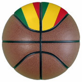 Vollständiger Basketball mit Flagge Ghanas (Rechts)