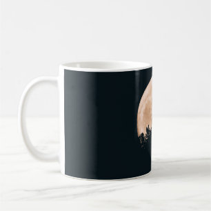 VOLLSTÄNDIGER MOND HINTER EINER SILHOUETTE KAFFEETASSE