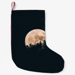 VOLLSTÄNDIGER MOND HINTER EINER SILHOUETTE KLEINER WEIHNACHTSSTRUMPF