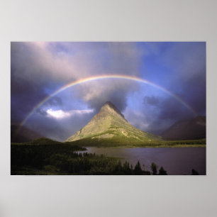 Vollständiger Regenbogen und stürmischer Himmel üb Poster