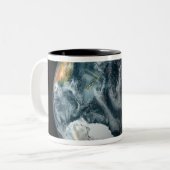 Vollständiger Überblick über die Erde, die die Ant Zweifarbige Tasse (Vorderseite Links)