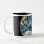 Vollständiger Überblick über die Erde, die die Ant Zweifarbige Tasse (Links)