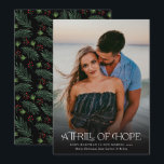 Vollständiges Foto Thrill Hope Ankündigung des Fot<br><div class="desc">Diese schönen,  vollen Foto-Schwangerschaftsankündigungen bieten moderne,  elegante Typografie mit dem Titel "Ein Thrill der Hoffnung". Die Rückseite enthält ein Weihnachtsmuster aus Kiefernbäumen und Beeren auf einem individuellen Farbhintergrund (schwarz dargestellt).</div>