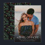 Vollständiges Foto Thrill Hope Ankündigung des Fot<br><div class="desc">Diese schönen,  vollen Foto-Schwangerschaftsankündigungen bieten moderne,  elegante Typografie mit dem Titel "Ein Thrill der Hoffnung". Die Rückseite enthält ein Weihnachtsmuster aus Kiefernbäumen und Beeren auf einem individuellen Farbhintergrund (schwarz dargestellt).</div>