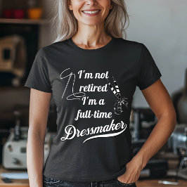 Vollzeit-Dressmaker erneuert T-Shirt