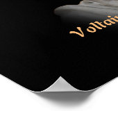 Voltaire-Zitat über Absurditäten und Gräueltaten Poster (Ecke)