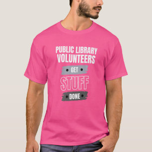 Volunteers der öffentlichen Bibliothek erhalten ei T-Shirt
