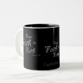 Vom Glauben zum Glauben Schwarz gotGod316.com Zweifarbige Tasse (Vorderseite Links)
