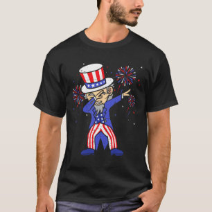 vom Juli Shirts für Kinder, die sich durch Darbiet