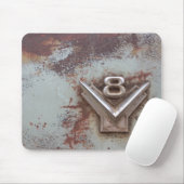 Vom klassischen Auto: Rostiges altes V8-Emblem im Mousepad (Mit Mouse)