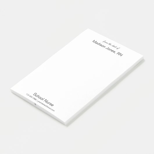 Vom Schreibtisch des Schulkrankenhauses in Weiß un Post-it Klebezettel (angewinkelt)