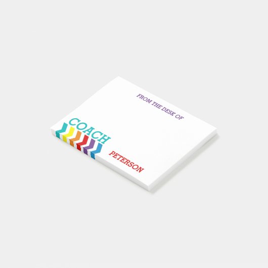 Vom Schreibtisch des Trainer-weiblichen Zickzack Post-it Klebezettel (angewinkelt)