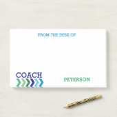 Vom Schreibtisch von Trainer-männlichem Zickzack Post-it Klebezettel (Auf Schreibtisch)