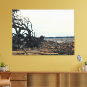 Vom Wind geprägter Baum an einer felsigen Küste Leinwanddruck (Insitu (Wohnzimmer))