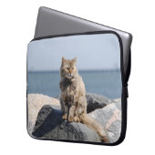 Vom Wind zerzauste Katze am Meer Foto Laptopschutzhülle (Vorderseite Links)