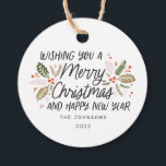 Von/auf Vintage Art Holly Berry Christmas Custom Geschenkanhänger<br><div class="desc">Mit diesem hellen und festlichen Geschenketikett können Sie Ihre Geschenkartikel in dieser Urlaubssaison auf den nächsten Level heben. Mit meiner original handgezeichnet Winterfolia in lebhaften Farben gepaart mit süßer,  skurriler Typografie. Der Rücken hat eine Stelle,  an der man ausfüllen kann,  von und nach.</div>