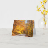 Von Bäumen gesäumte Straße mit benutzerdefiniertem Karte (Gelbe Blume)