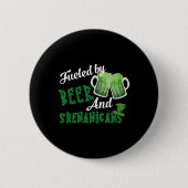 Von Bier und Shenanigans gespeist St. Patricks Day Button (Vorderseite)