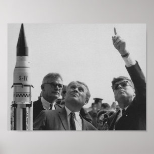 Von Braun und JFK, die in Richtung des Himmels Poster