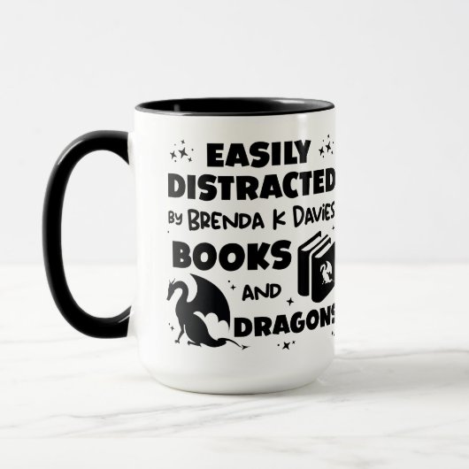 Von Brenda K Davies Bücher und Drachen abgelenkt Tasse (Links)
