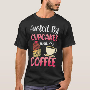 Von Cupcakes und Kaffee Niedlicher Kuchen genährt T-Shirt
