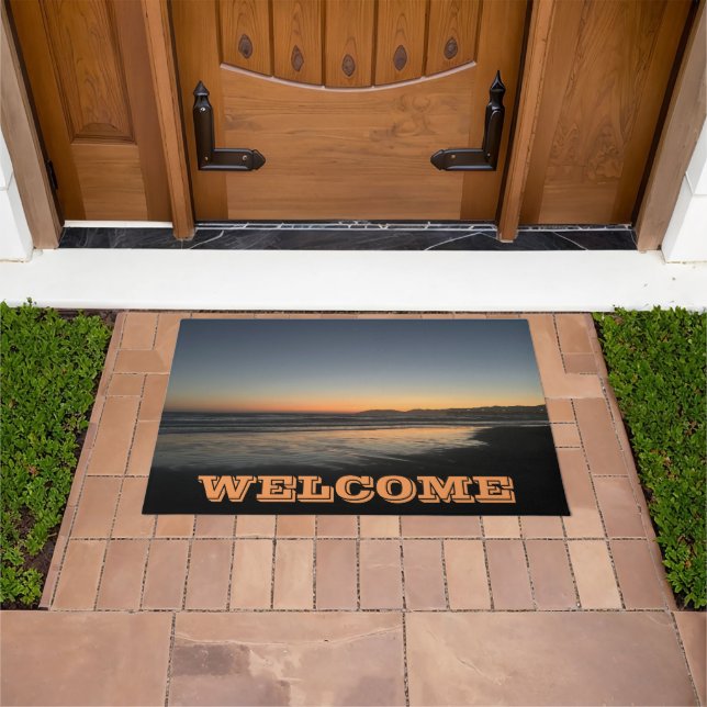 Von der Dämmerung bis zur Dämmerung am Foto. Fußmatte (Außenbereich)