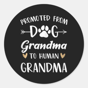 Von der Hunde-Oma zum menschlichen Oma befördert Runder Aufkleber