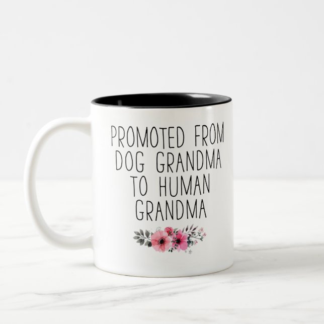 Von der Hunde-Oma zur menschlichen Oma befördert Zweifarbige Tasse (Links)