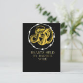 Von der Postkarte "Barbed Wire" gehaltene Herzen (Stehend Vorderseite)