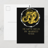 Von der Postkarte "Barbed Wire" gehaltene Herzen (Vorne/Hinten)