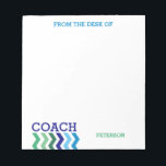 Von der Rezeption des Coach Masculine Zickzack tre Notizblock<br><div class="desc">Vom Schreibtisch der Coach Masculine Zickzack trendige Personalisierte Notepad. Ein lustiges,  individuelles Geschenk für Ihren Lieblings-Coach. Personalisieren Sie diese Noten in Blau- und Grüntönen. Zickzack Streifen Blues und Grüntöne unter dem Wort COACH in dunkelblau ist perfekt für einen Trainer jeder Art. Farbenfrohe personalisierte Notizblöcke für Ihren Trainer.</div>