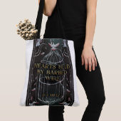 Von der Tasche "Barbed Wire" gehaltene Herzen (Von Nahem)