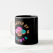Von Donuts angetrieben Zweifarbige Tasse (Vorderseite Links)