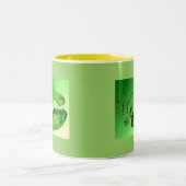 von einem Leprechaun geküsst Zweifarbige Tasse (Mittel)