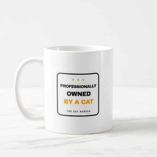 Von einer Katze professionell geführt - Lustiger B Kaffeetasse (Links)
