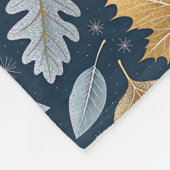 Von Frost verstaubte gefallene Winter-Blätter Fleecedecke (Ecke)