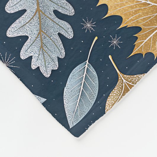 Von Frost verstaubte gefallene Winter-Blätter Fleecedecke (Ecke)